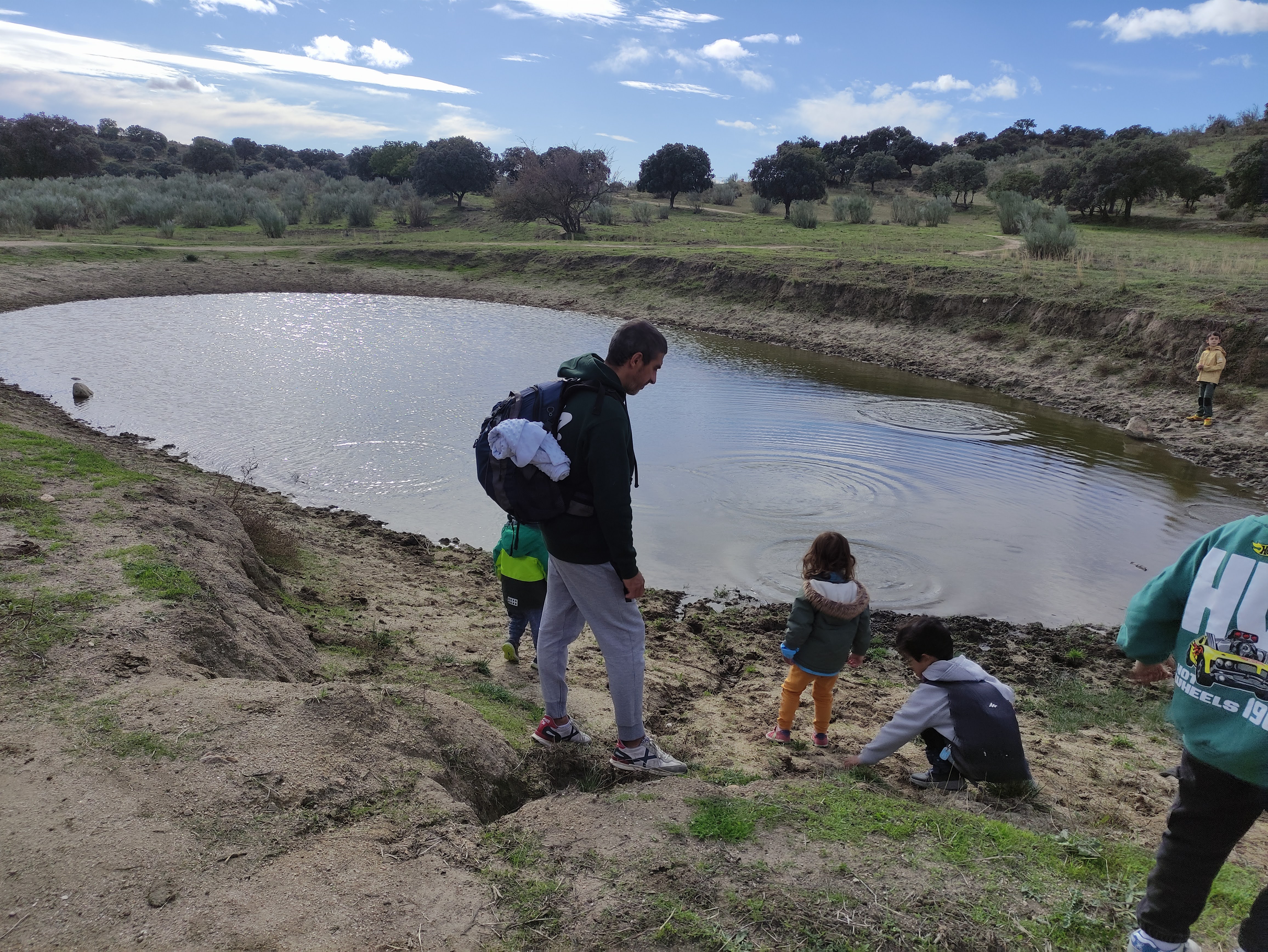 Familias de ruta por la montaña