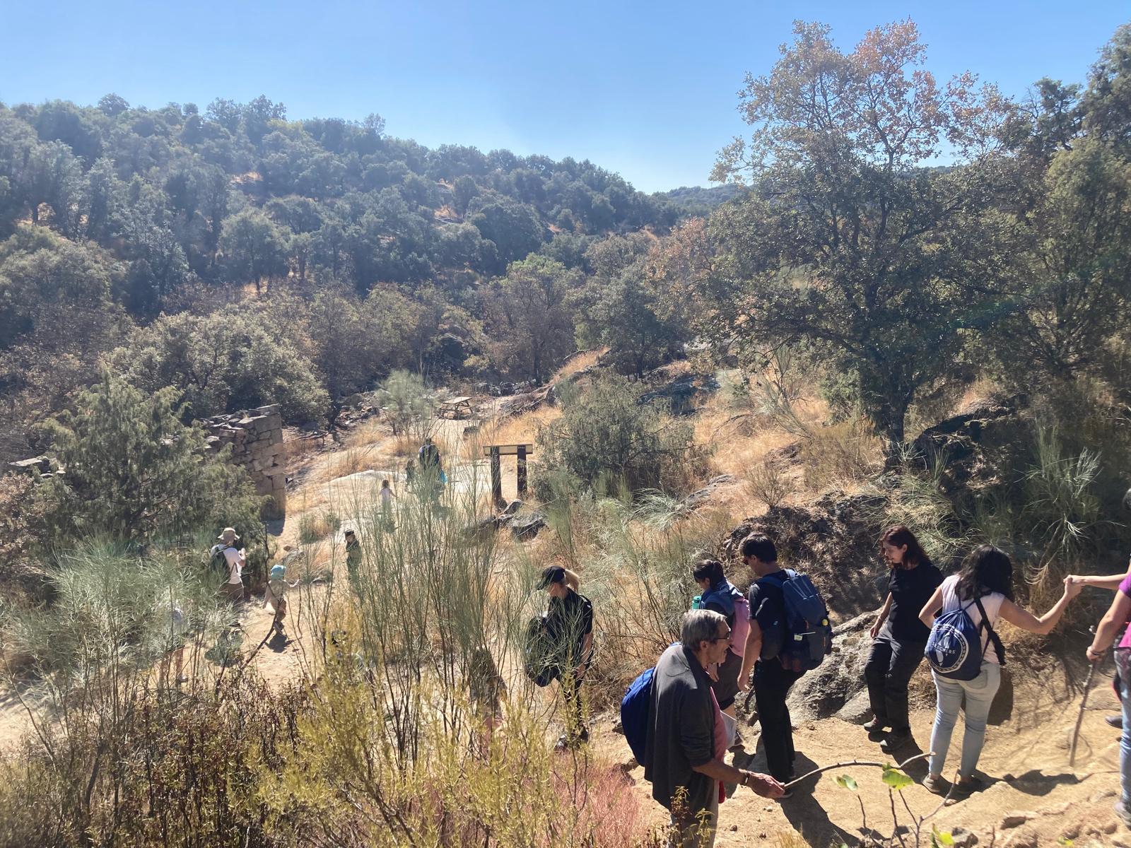 Grupo de familias descansando en la ruta
