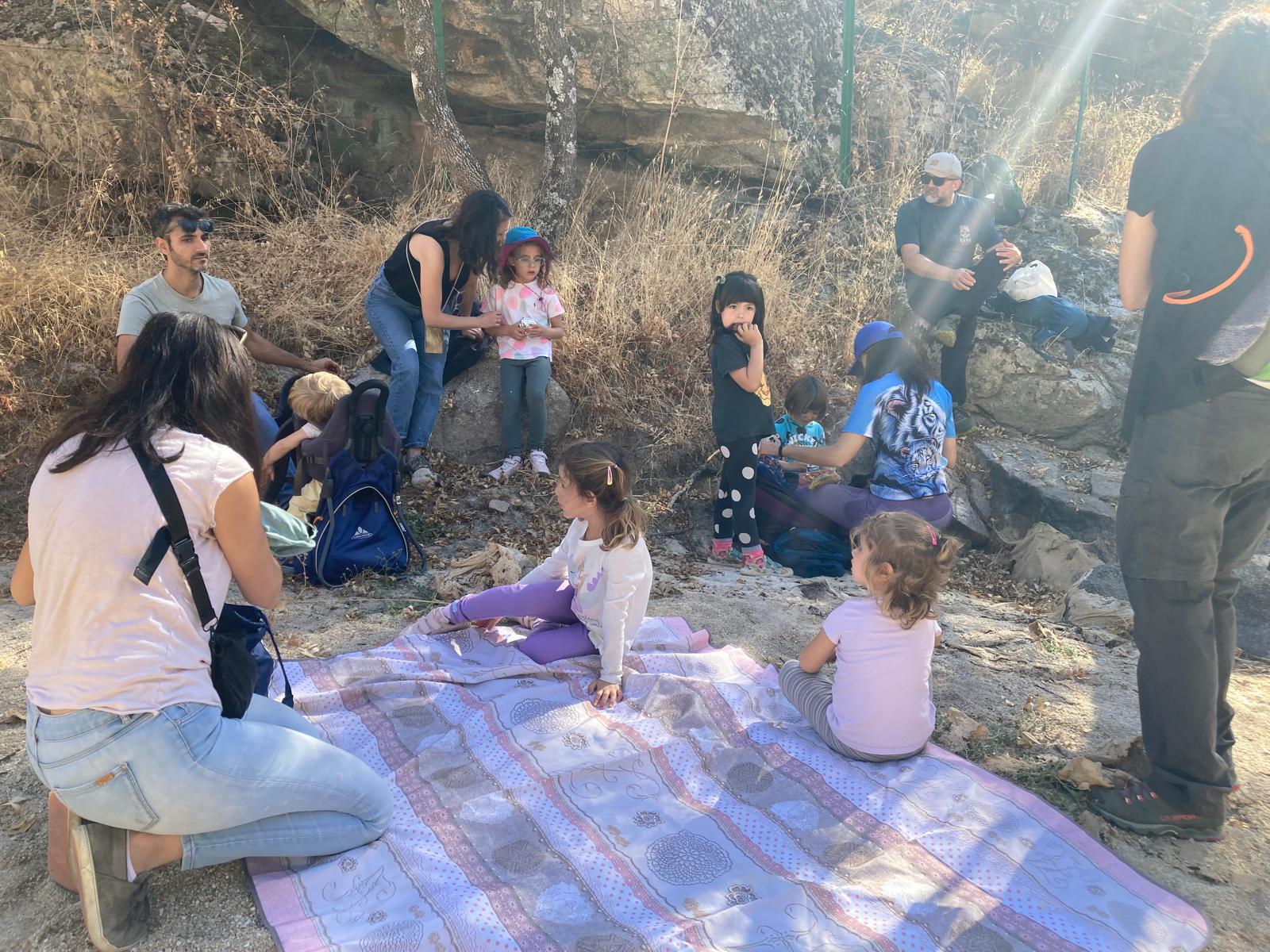 Niños explorando la naturaleza